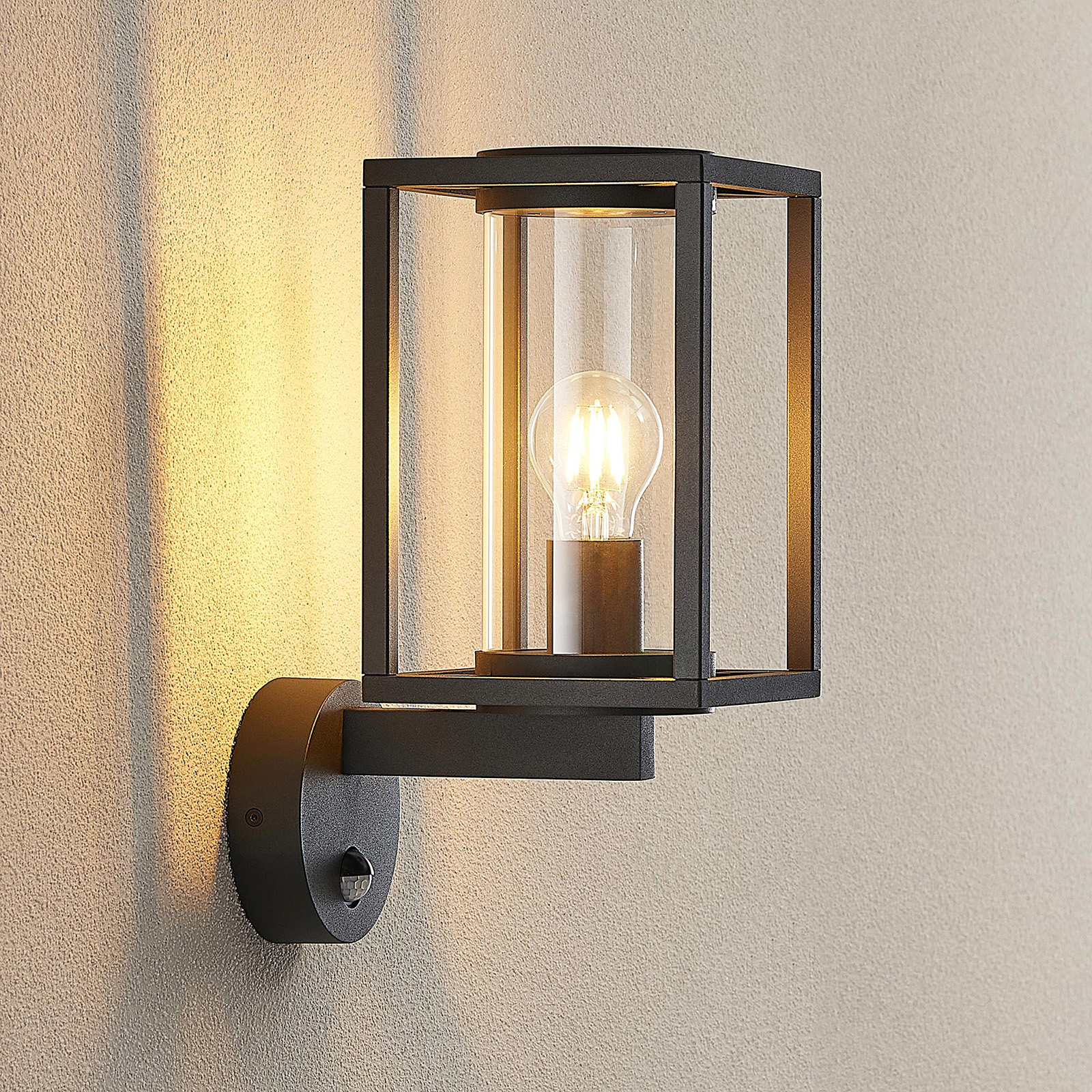 Lucande Ferda sensor -ulkoseinälamppu, pystymalli