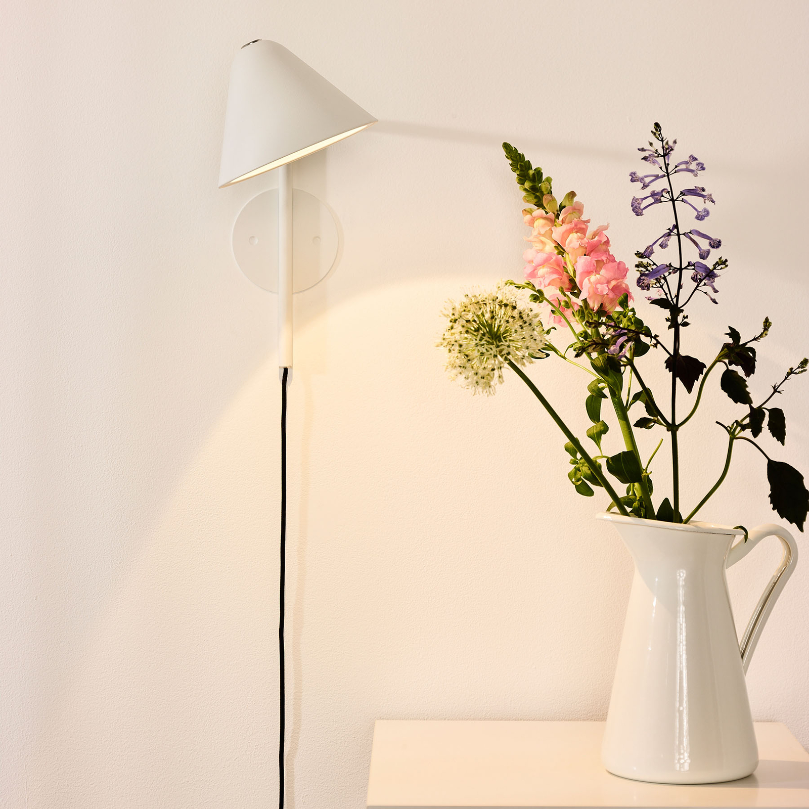 LED-seinävalaisin Devon pistokkeella, valkoinen