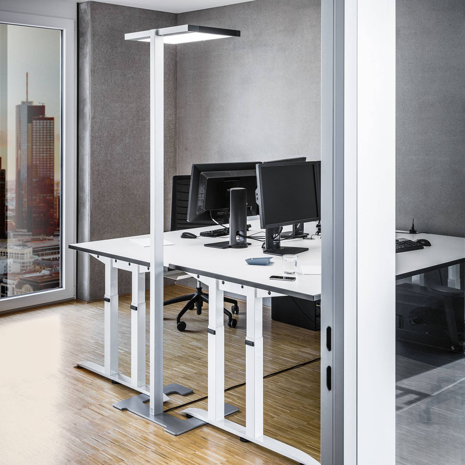Luctra Vitawork LED-toimistolattialamp. 17000lmPIR