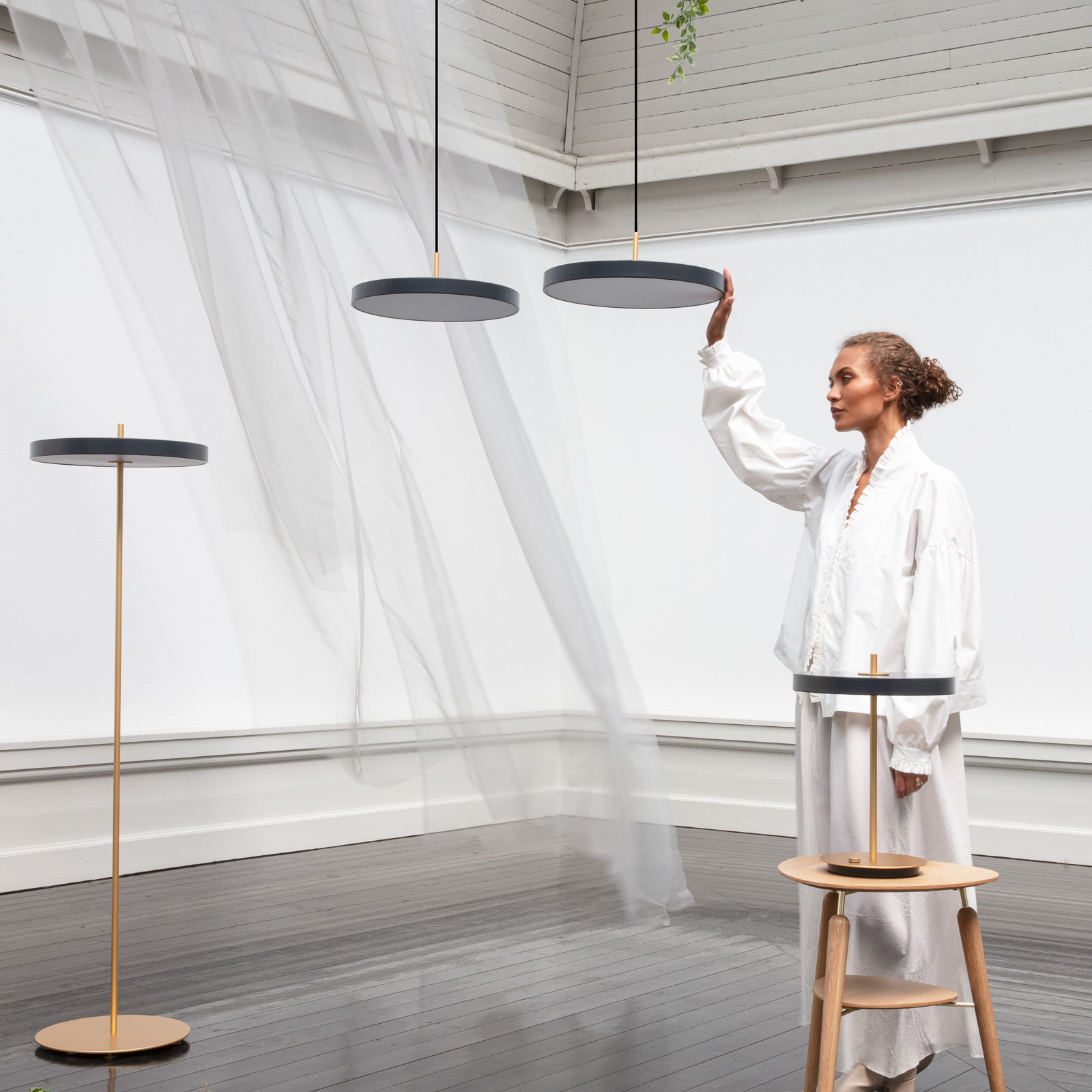 UMAGE Asteria Floor LED-lattiavalaisin musta