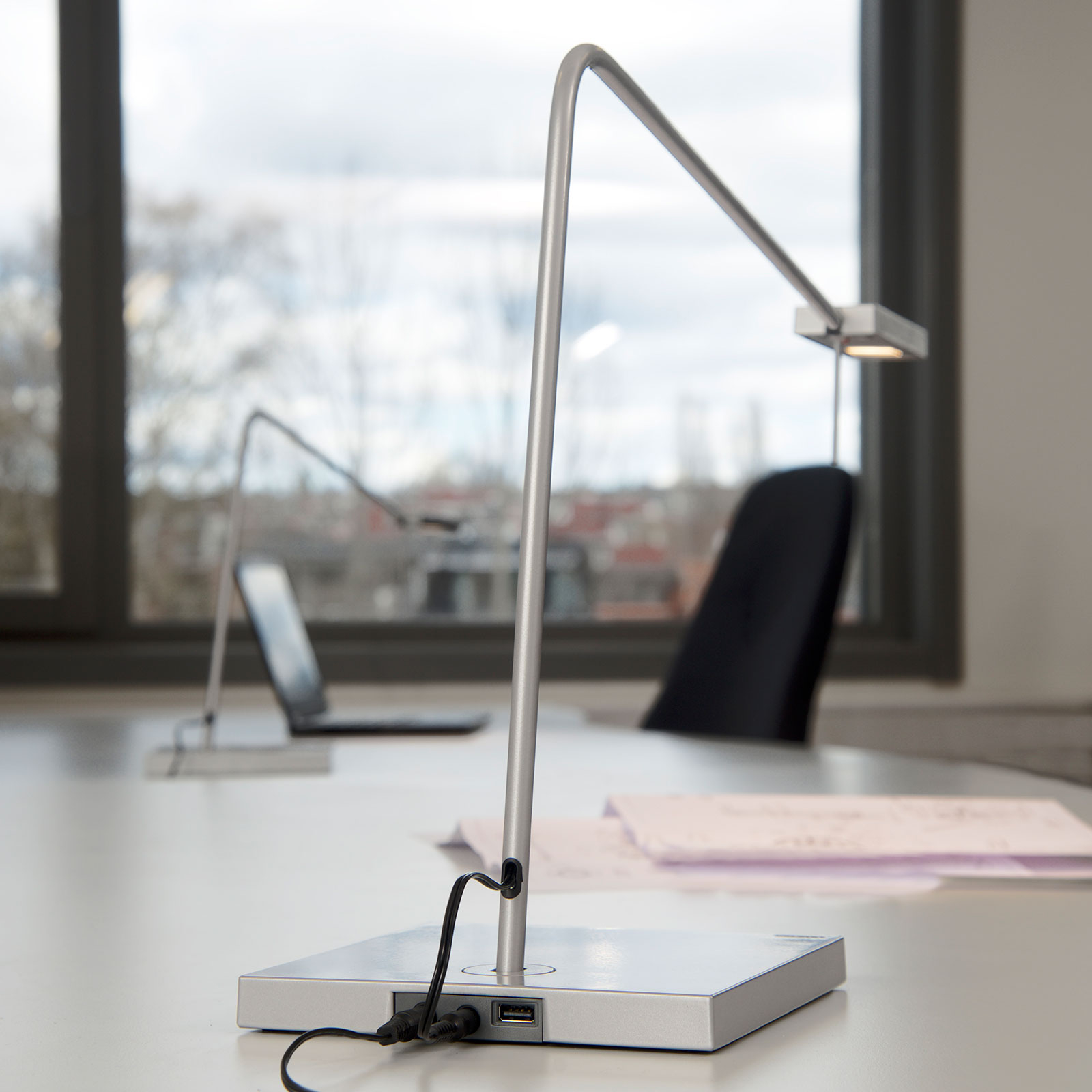 LED-työpöytälamppu Ninety jalallinen, hopeanharmaa