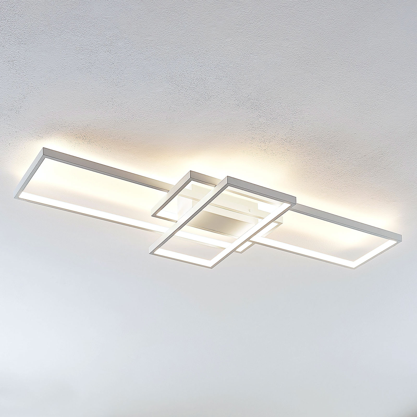 Lindby Poppy LED-kattovalaisin himmentimellä