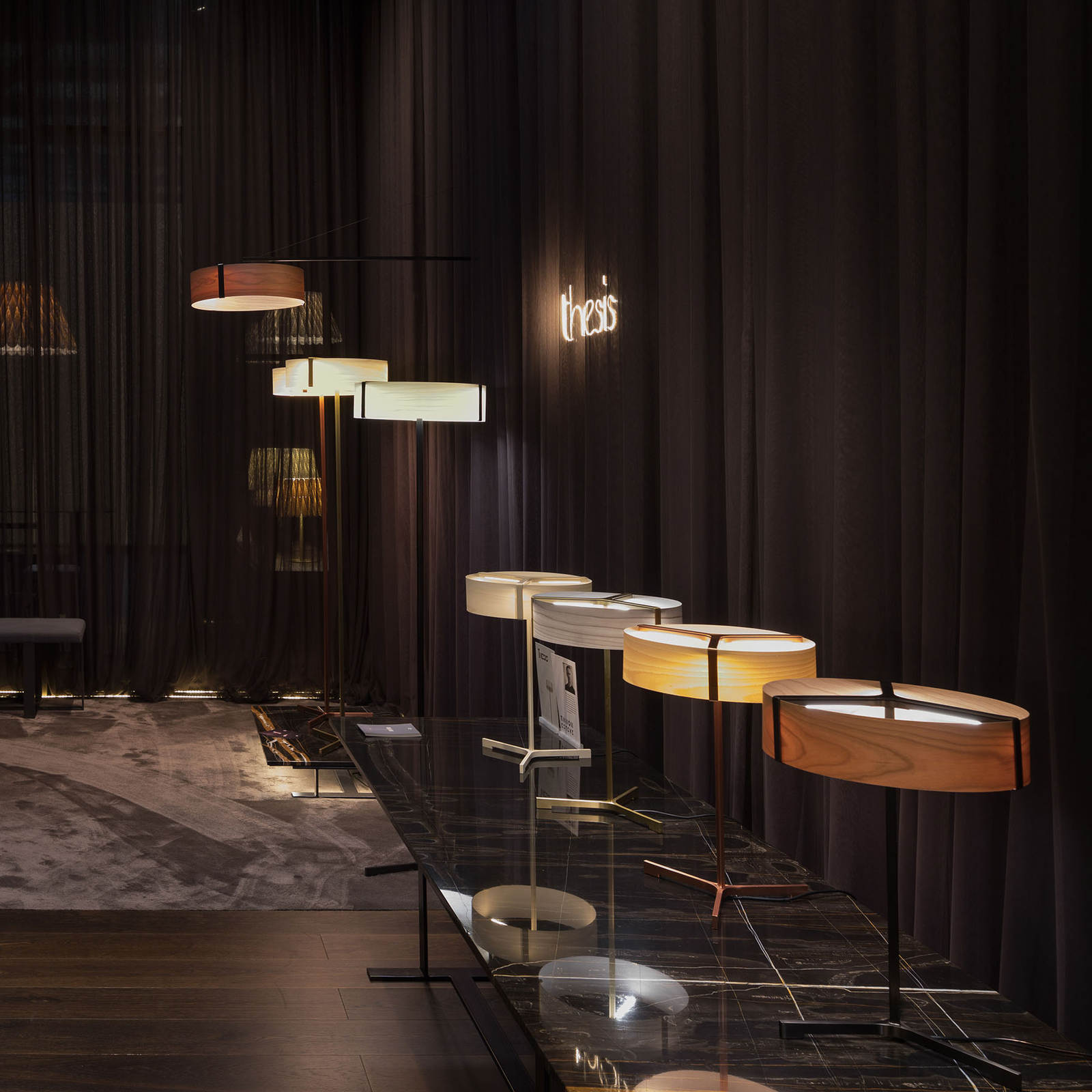 LZF Thesis -LED-pöytälamppu, musta/kirsikkapuu