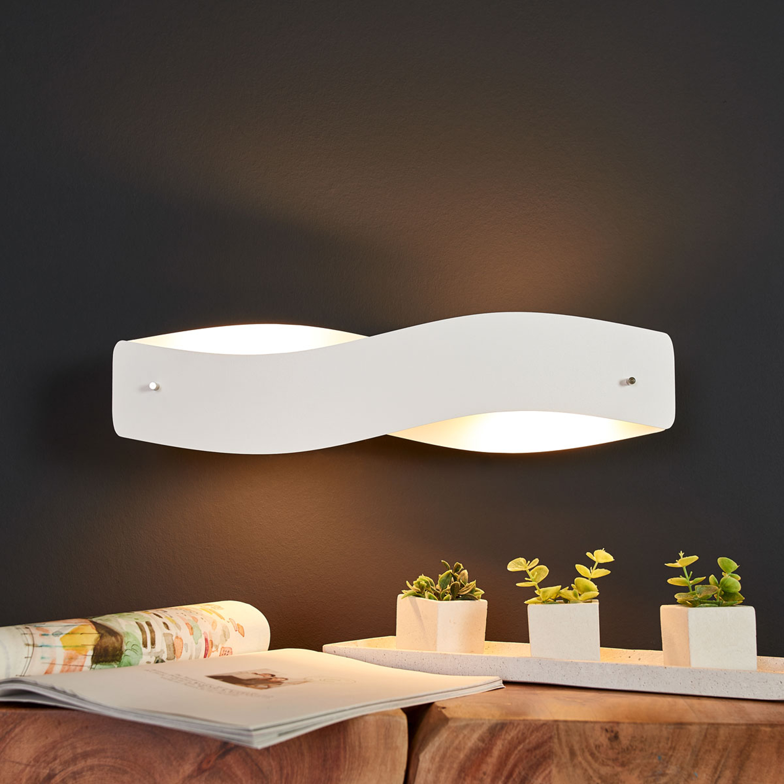 Valkoinen LED-seinävalaisin Lian, himmennettävä