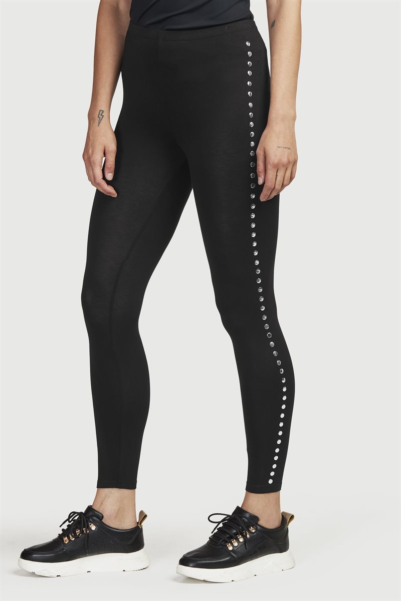 Niittikoristeiset leggingsit