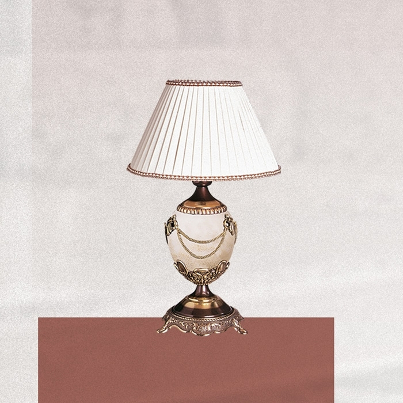 Todella koristeellinen PRESTIGE-pöytävalaisin 47cm