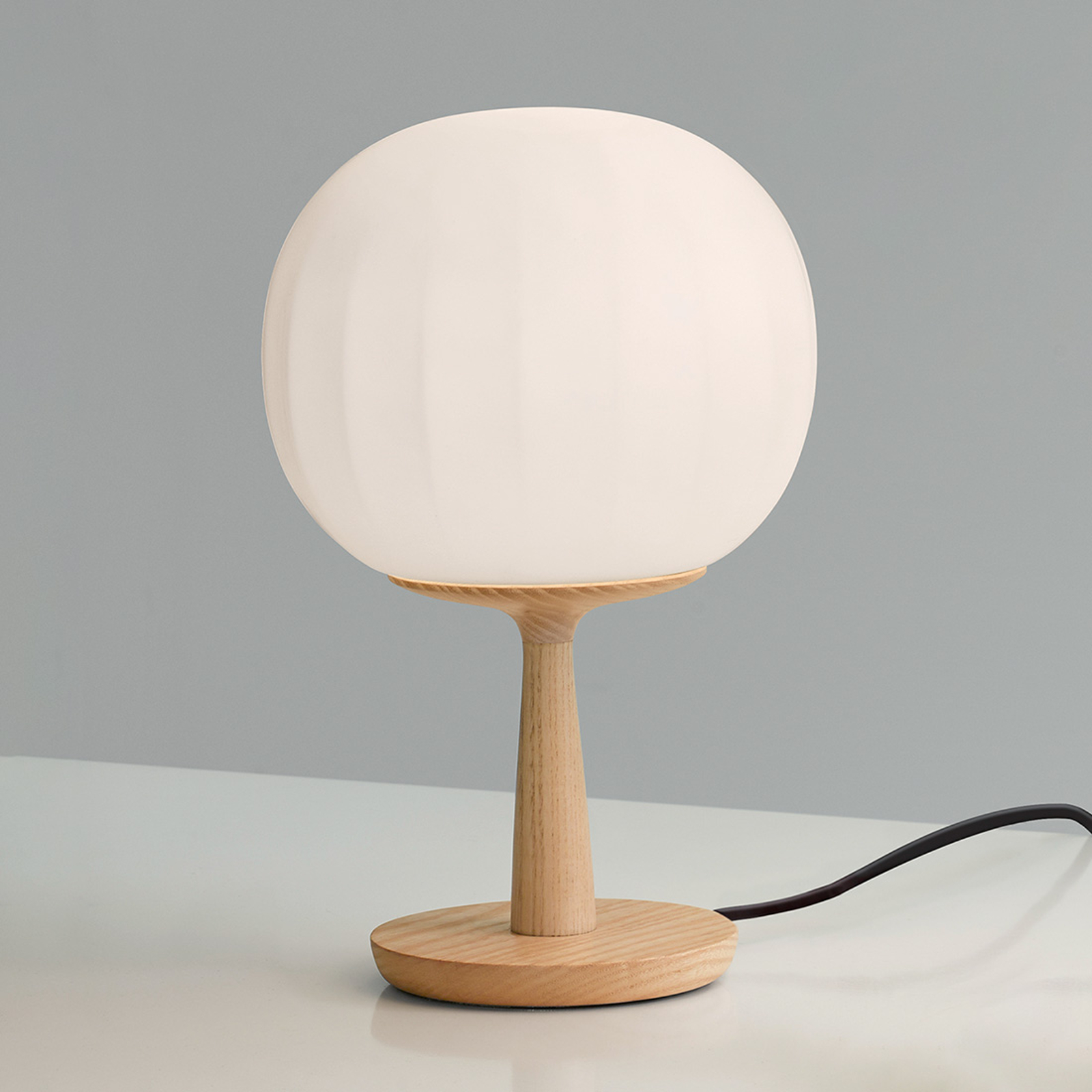 Luceplan Lita pöytävalaisin saarnijalka 28 cm