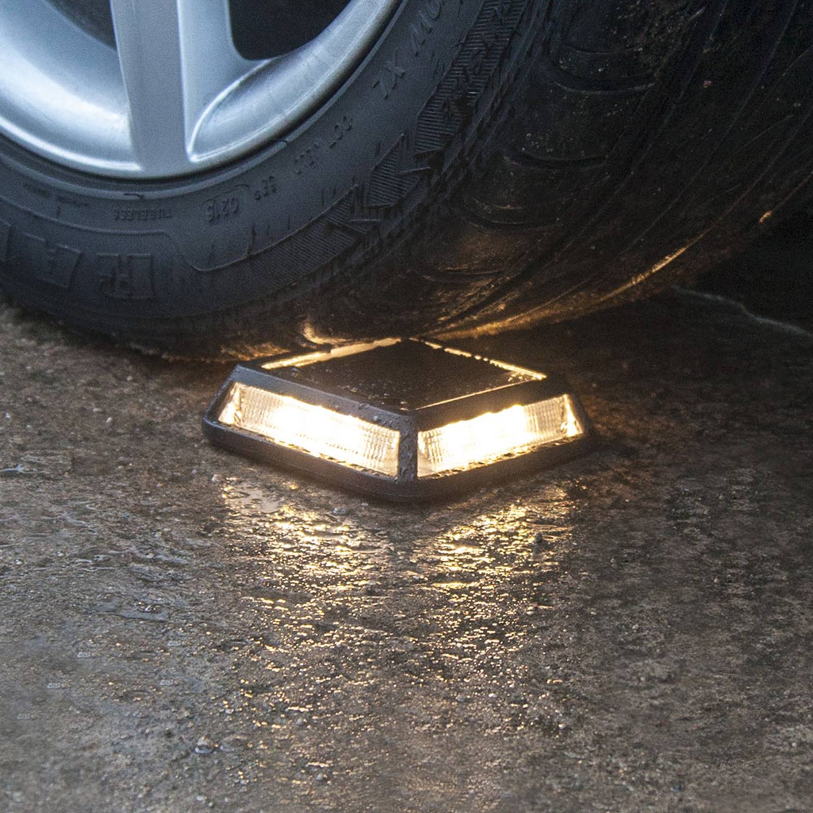Aurinkokäyttöinen Driveway-LED-lamppu, 3 000 kg