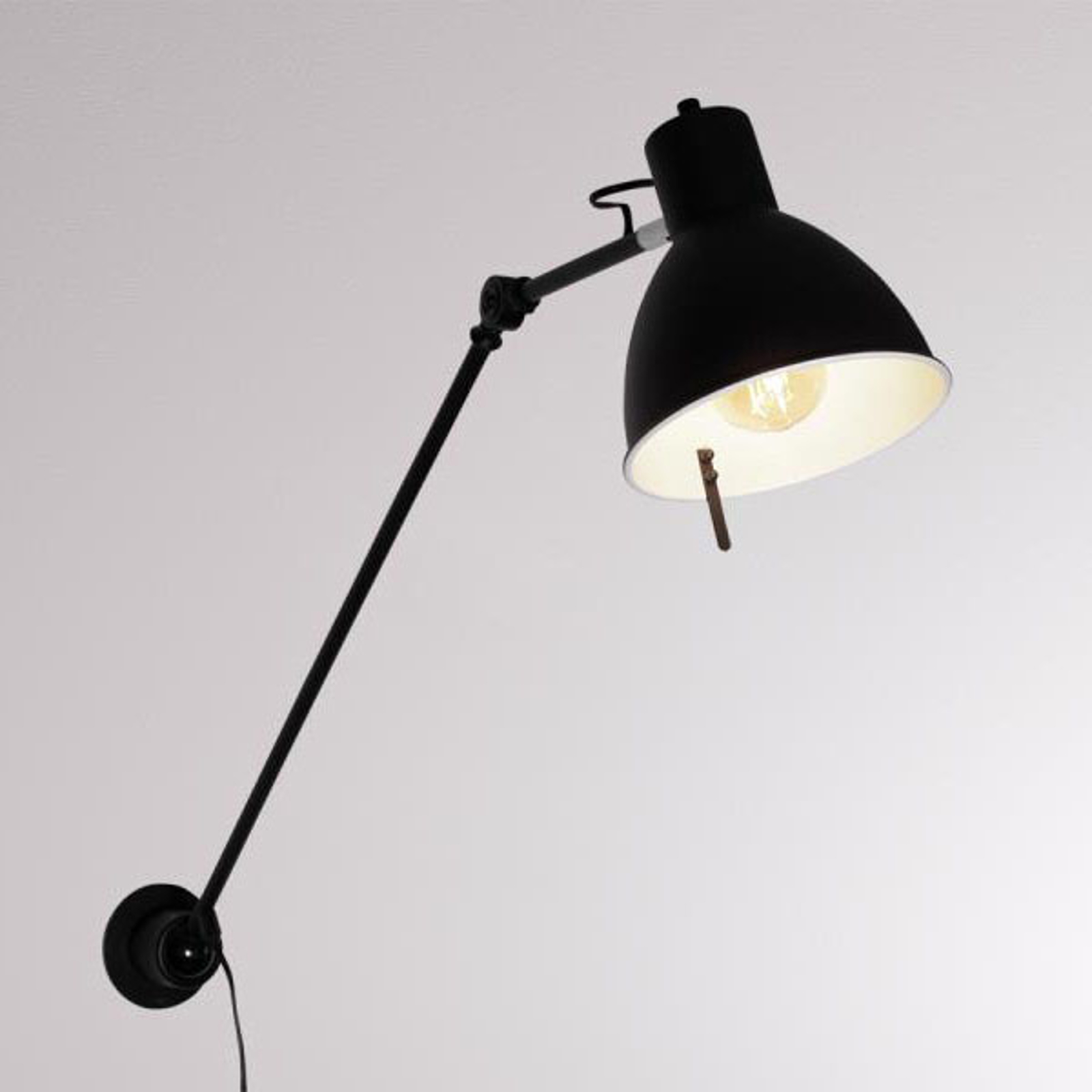 LOUM Iwo 2 -seinälamppu pistokkeella, säde 106,6cm