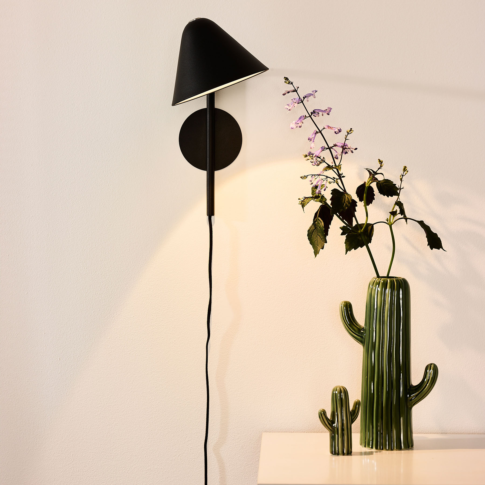 LED-seinävalaisin Devon pistokkeella, musta