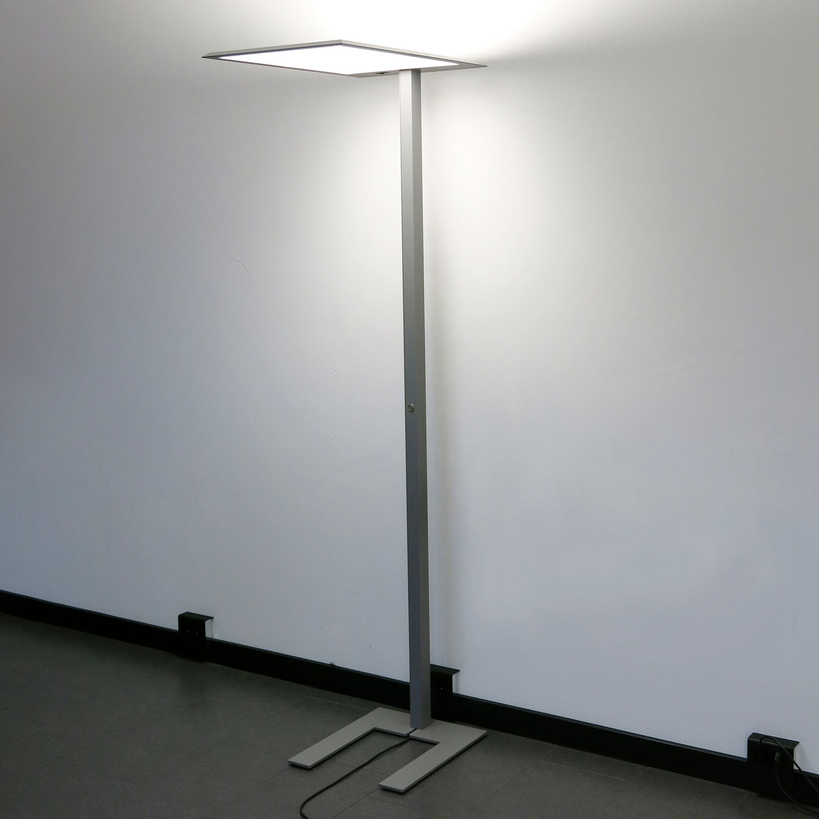 LED-lattiavalo LEAS, 203 cm, titaani, tunnistin